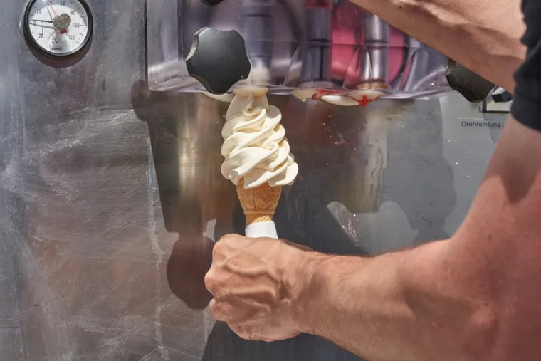 Installation de machine à glace à l'italienne, Rang-du-Fliers, C2L Pompe à Chaleur et Climatisation