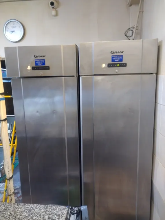 Intervention sur une armoire réfrigéré dans une Boulangerie, Rang-du-Fliers, C2L Pompe à Chaleur et Climatisation