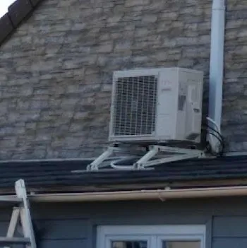 Installation d'une climatisation réversible avec l'unité extérieure sur une toiture, Rang-du-Fliers, C2L Pompe à Chaleur et Climatisation