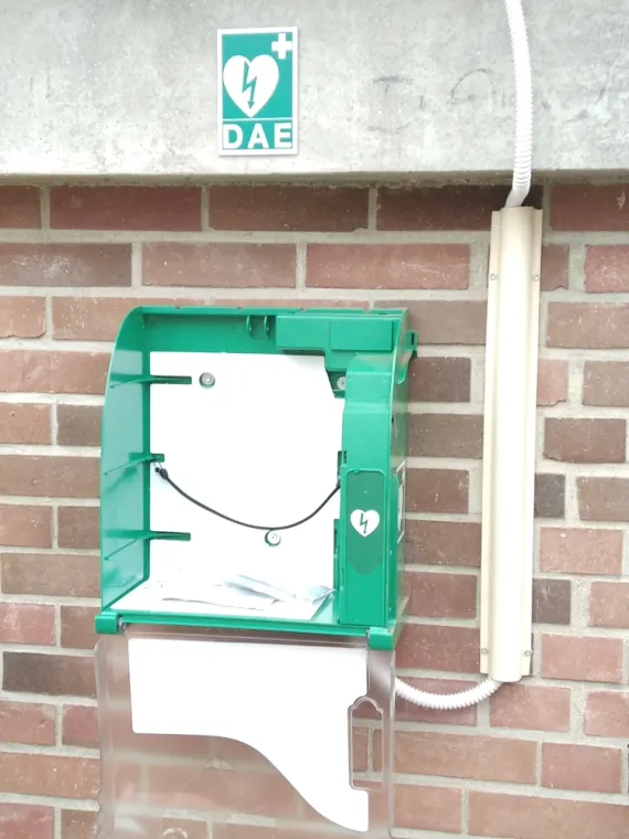 Installation d'un défibrillateur cardiaque sur voie public , Rang-du-Fliers, C2L Pompe à Chaleur et Climatisation