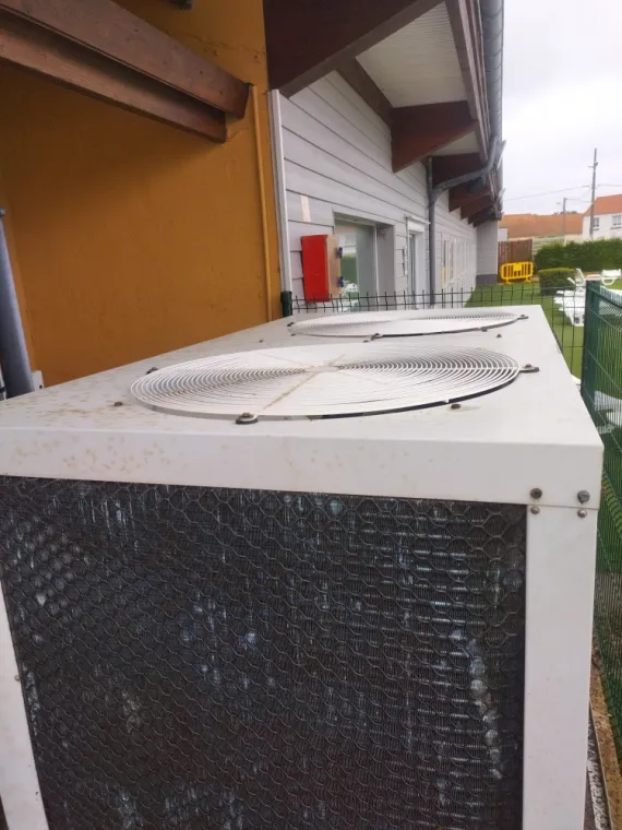 Intervention sur une pompe à chaleur de piscine dans un camping, Rang-du-Fliers, C2L Pompe à Chaleur et Climatisation