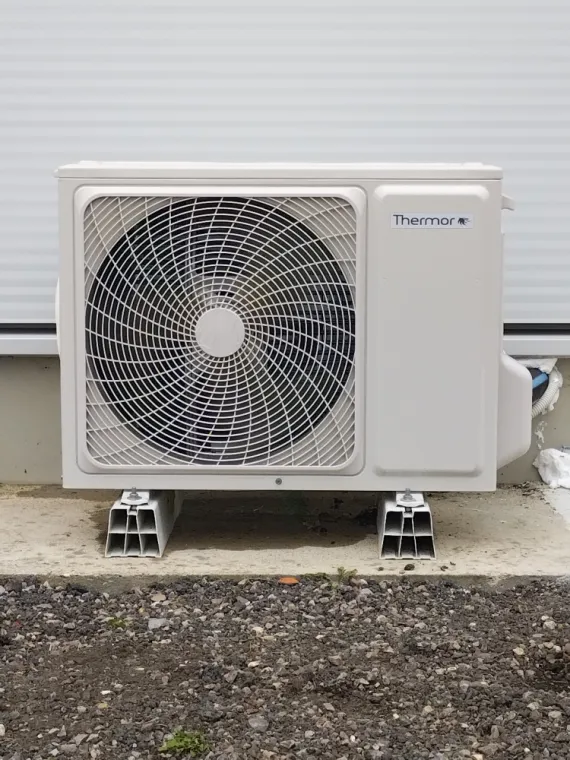 Installation d'une climatisation réversible  mono-split THERMOR dans un accueil de local commercial à LE TOUQUET, Rang-du-Fliers, C2L Pompe à Chaleur et Climatisation