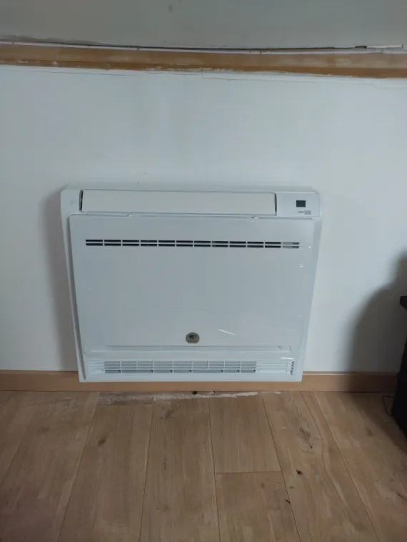 Installation et mise en service d'une climatisation réversible mono-split console dans un studio à BEAUVAIS, Rang-du-Fliers, C2L Pompe à Chaleur et Climatisation