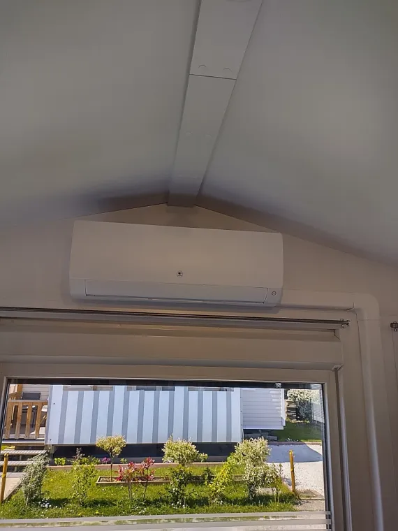 Installation et mise en service d'une climatisation réversible dans un MOBILE HOME à Rang du Fliers, Rang-du-Fliers, C2L Pompe à Chaleur et Climatisation