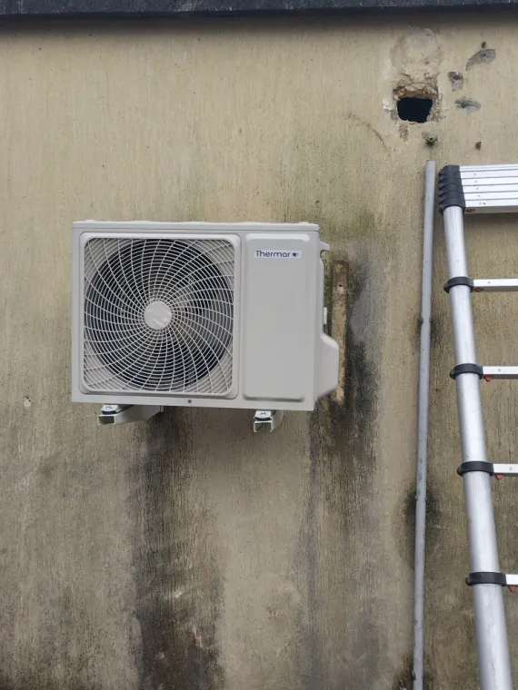 Remplacement d'une climatisation réversible Thermor  dans un local TGBT au CROTOY, Rang-du-Fliers, C2L Pompe à Chaleur et Climatisation
