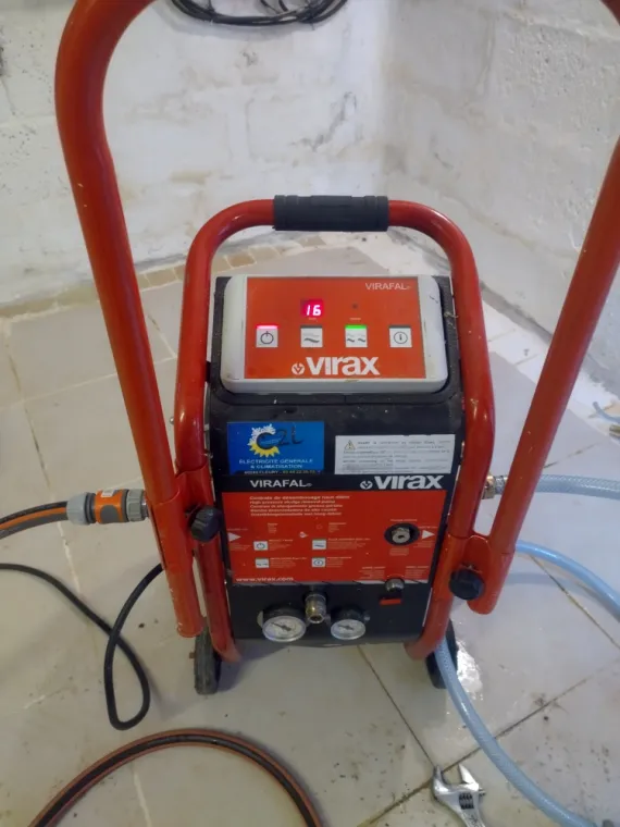 Désembouage d'un réseau de radiateur sur une pompe à chaleur air eau ATLANTIC à SORRUS, Rang-du-Fliers, C2L Pompe à Chaleur et Climatisation