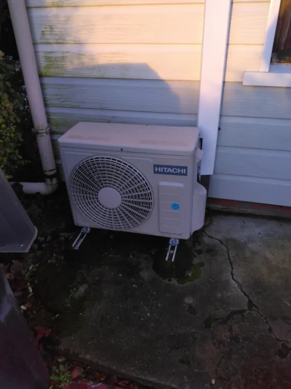 Entretien d'une climatisation réversible HITACHI à Etaples, Rang-du-Fliers, C2L Pompe à Chaleur et Climatisation