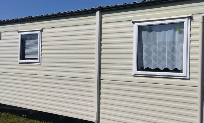vue extérieure de la pose de la goulotte de climatisation