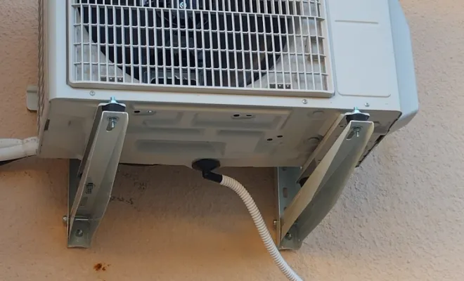 unité extérieure installée en hauteur sur un pignon